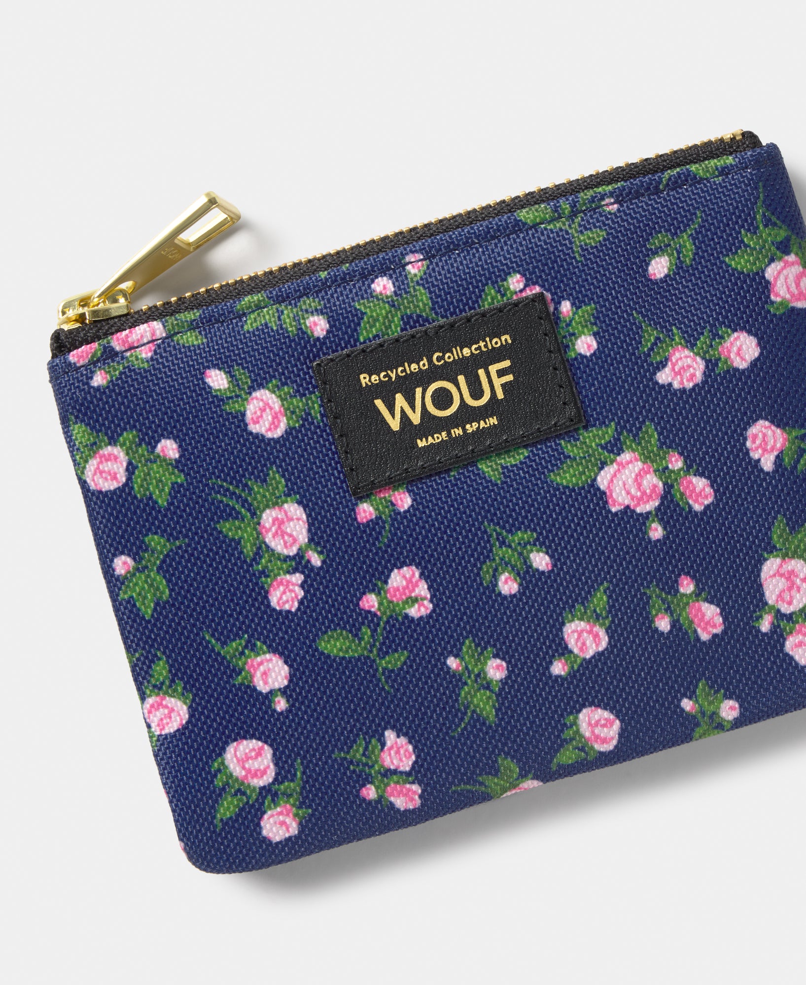 Detail of the Edith small pouch with pink and green floral print on a navy background - Wouf