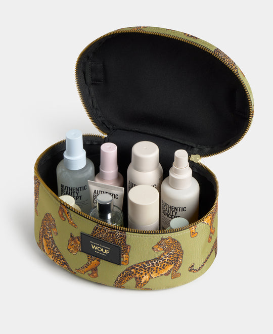 Détail intérieur de la trousse vanity Avo Leopard à imprimé léopard vert et noir - Wouf