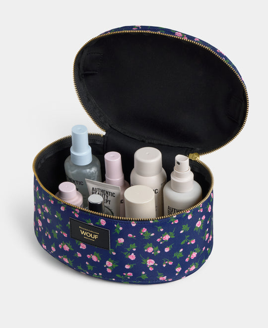 Détail intérieur de la trousse vanity Edith à imprimé floral rose et vert sur fond bleu marine - Wouf