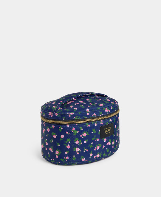 Vue latérale de la trousse vanity Edith à imprimé floral rose et vert sur fond bleu marine - Wouf