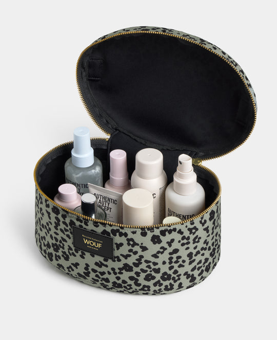 Détail intérieure de la trousse vanity Steel Roar à imprimé animal gris et noir - Wouf
