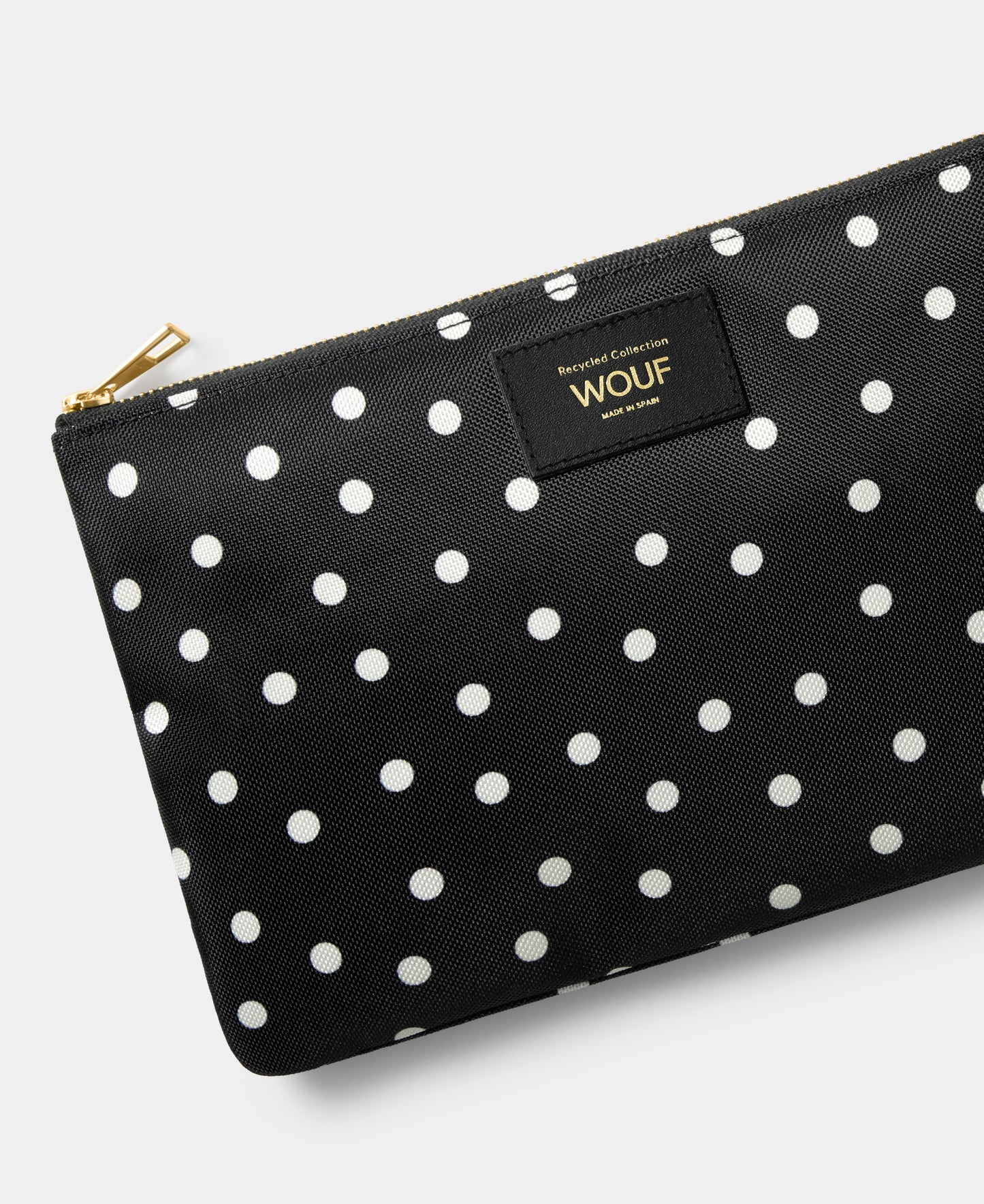 Detail of the Grace XL pouch with white polka dot print on a black background - Wouf