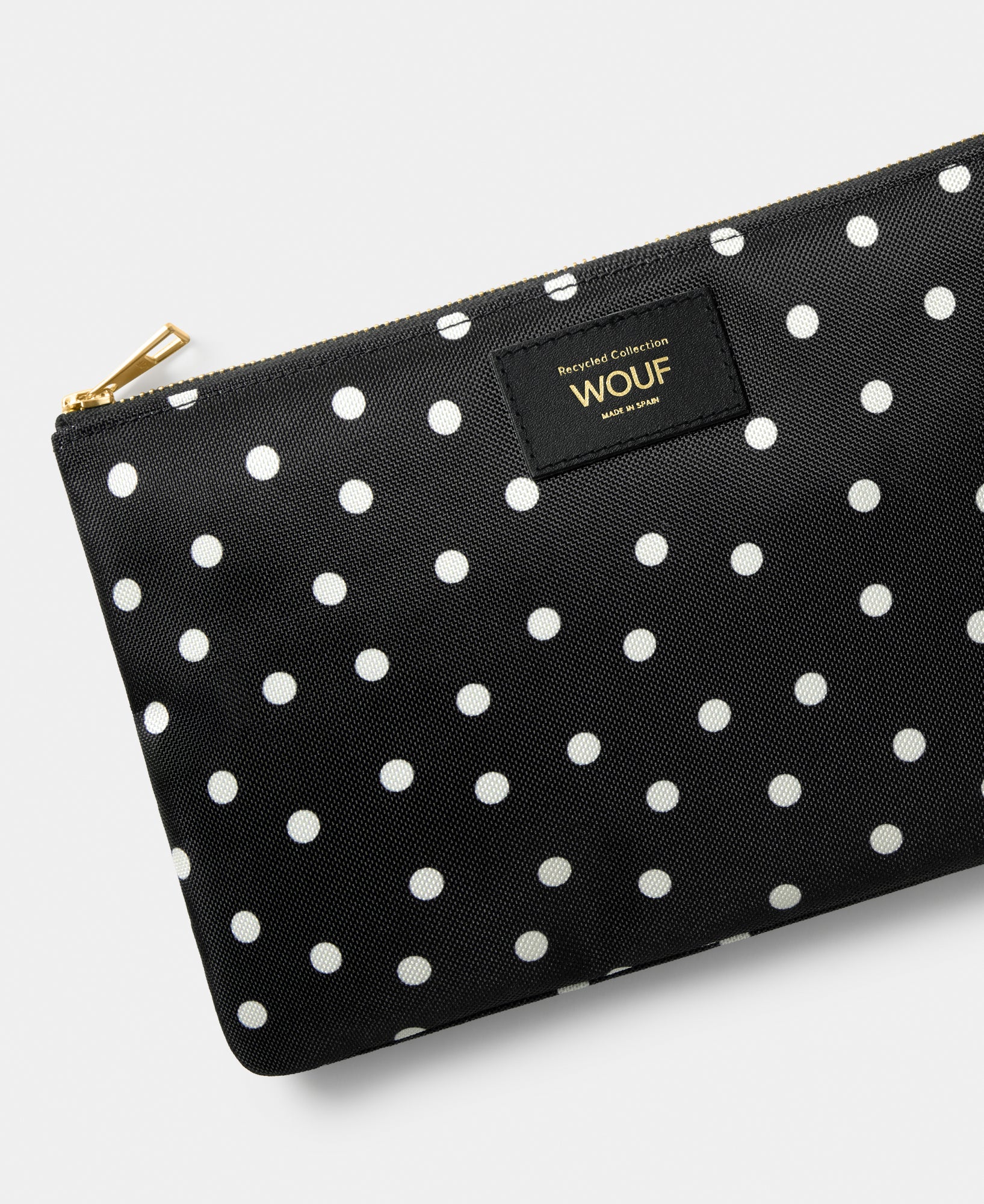 Detail of the Grace XL pouch with white polka dot print on a black background - Wouf