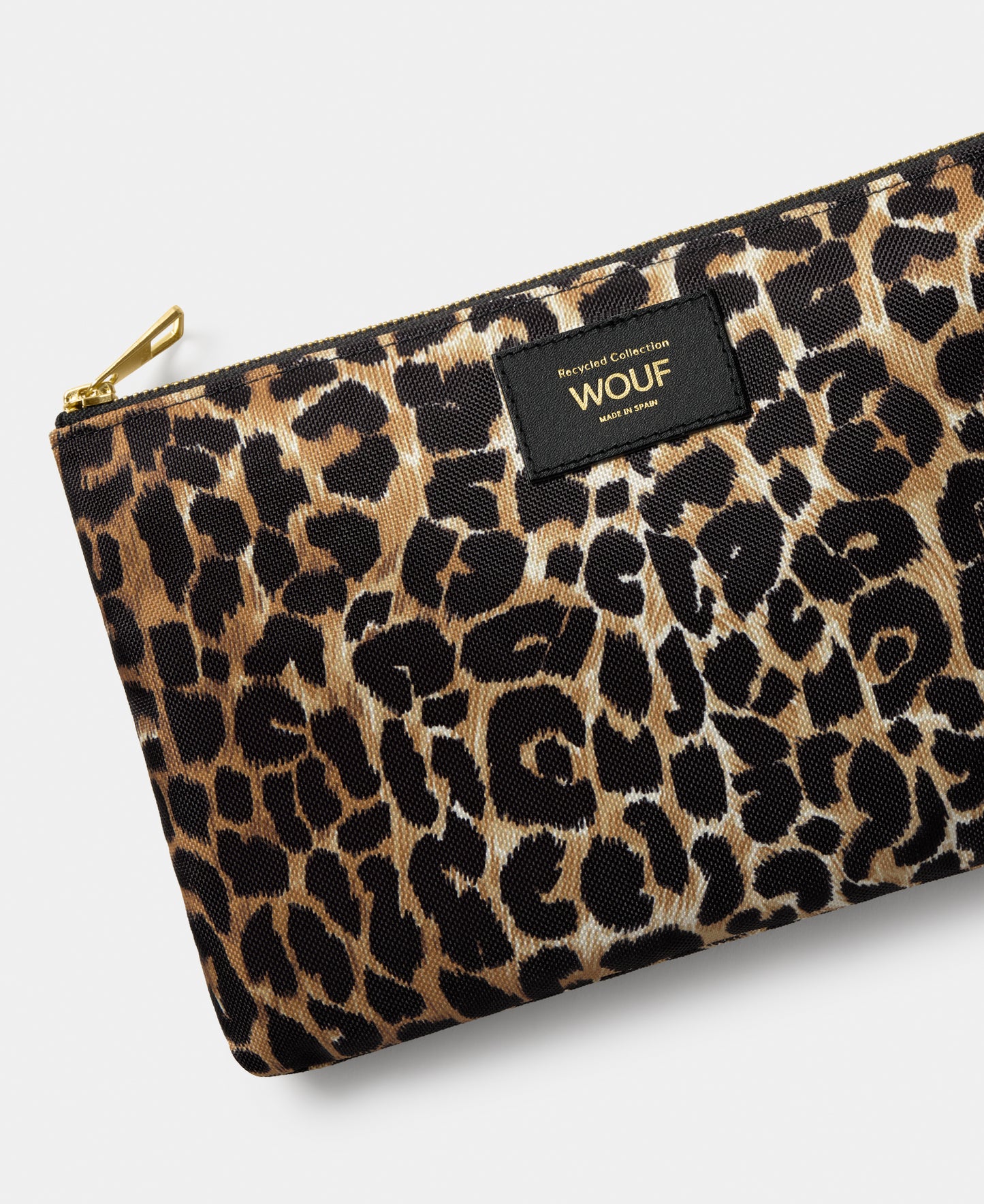 Detail of the Icon XL pouch with black and brown leopard print - Wouf