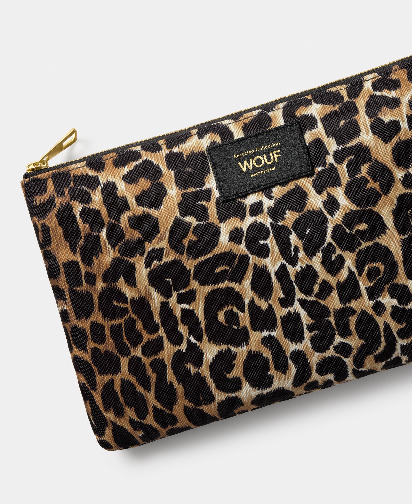 Detail of the Icon XL pouch with black and brown leopard print - Wouf