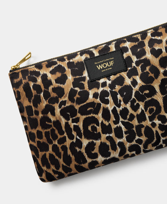 Detail of the Icon XL pouch with black and brown leopard print - Wouf
