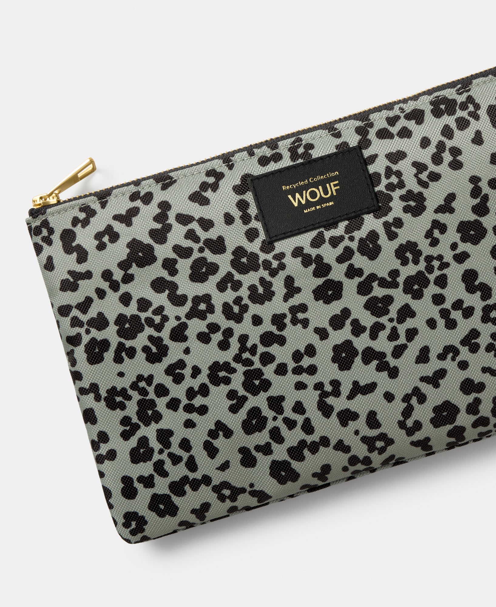 Detail of the Steel Roar XL pouch with grey and black animal print - Wouf