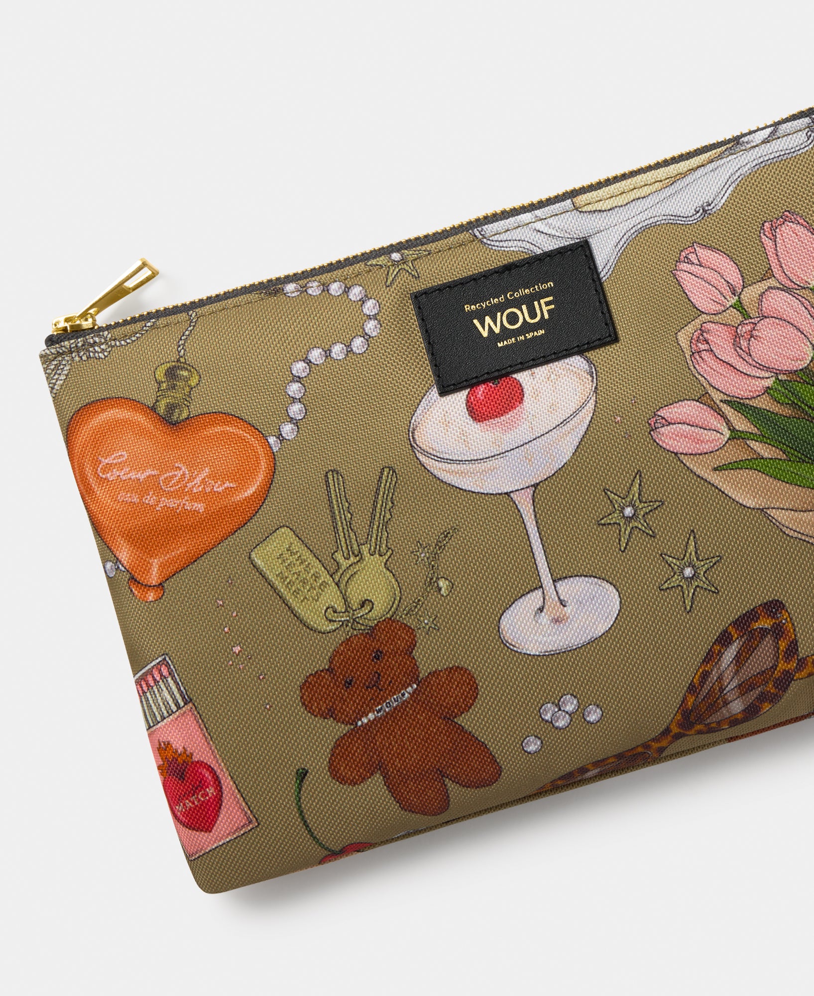 Detail of the Tender XL pouch with multicolour illustrated print on a khaki background - Wouf