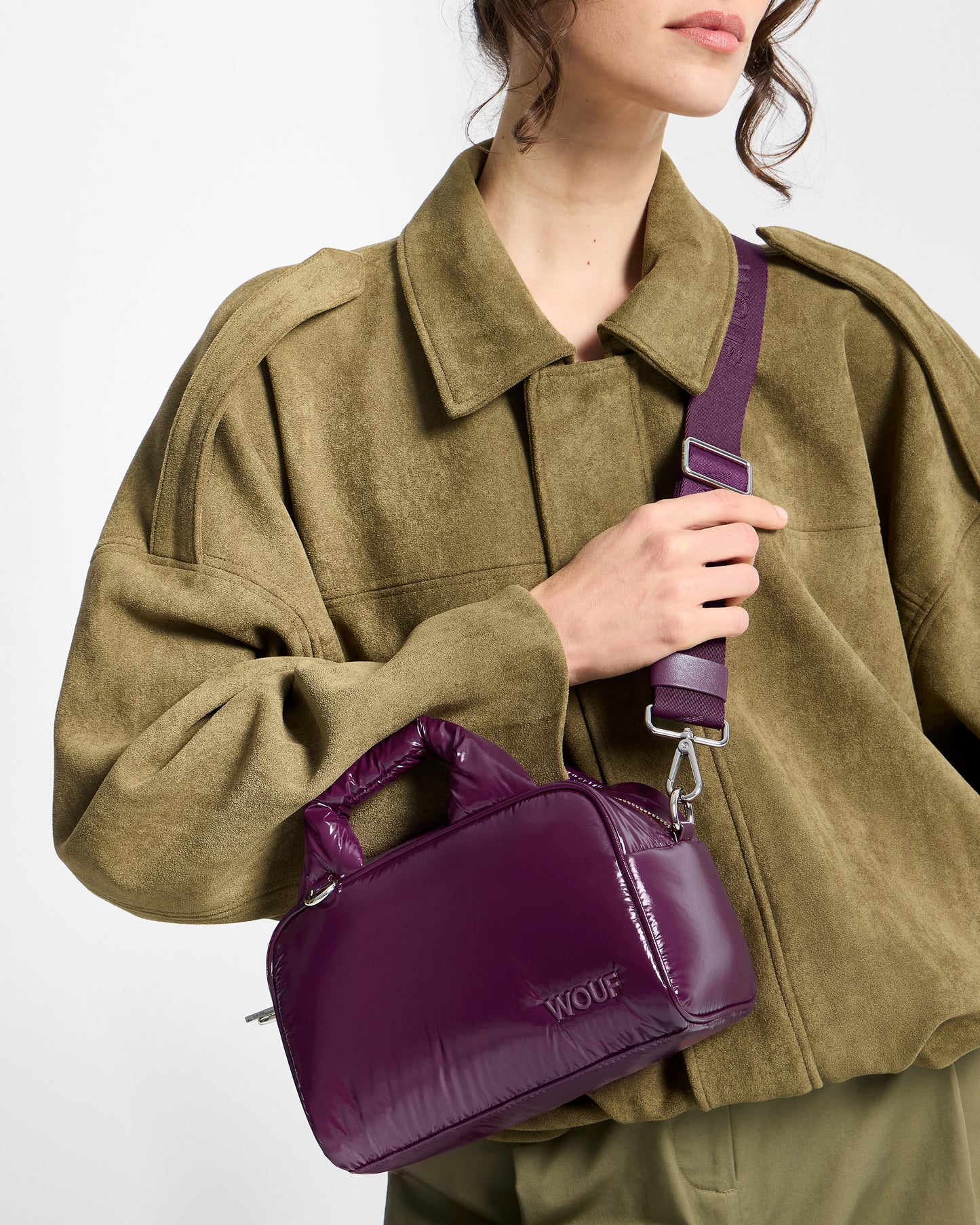 Detail of model with bowling Bag plum colour with a shiny finish - Wouf