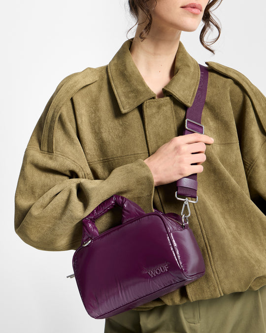 Detail of model with bowling Bag plum colour with a shiny finish - Wouf