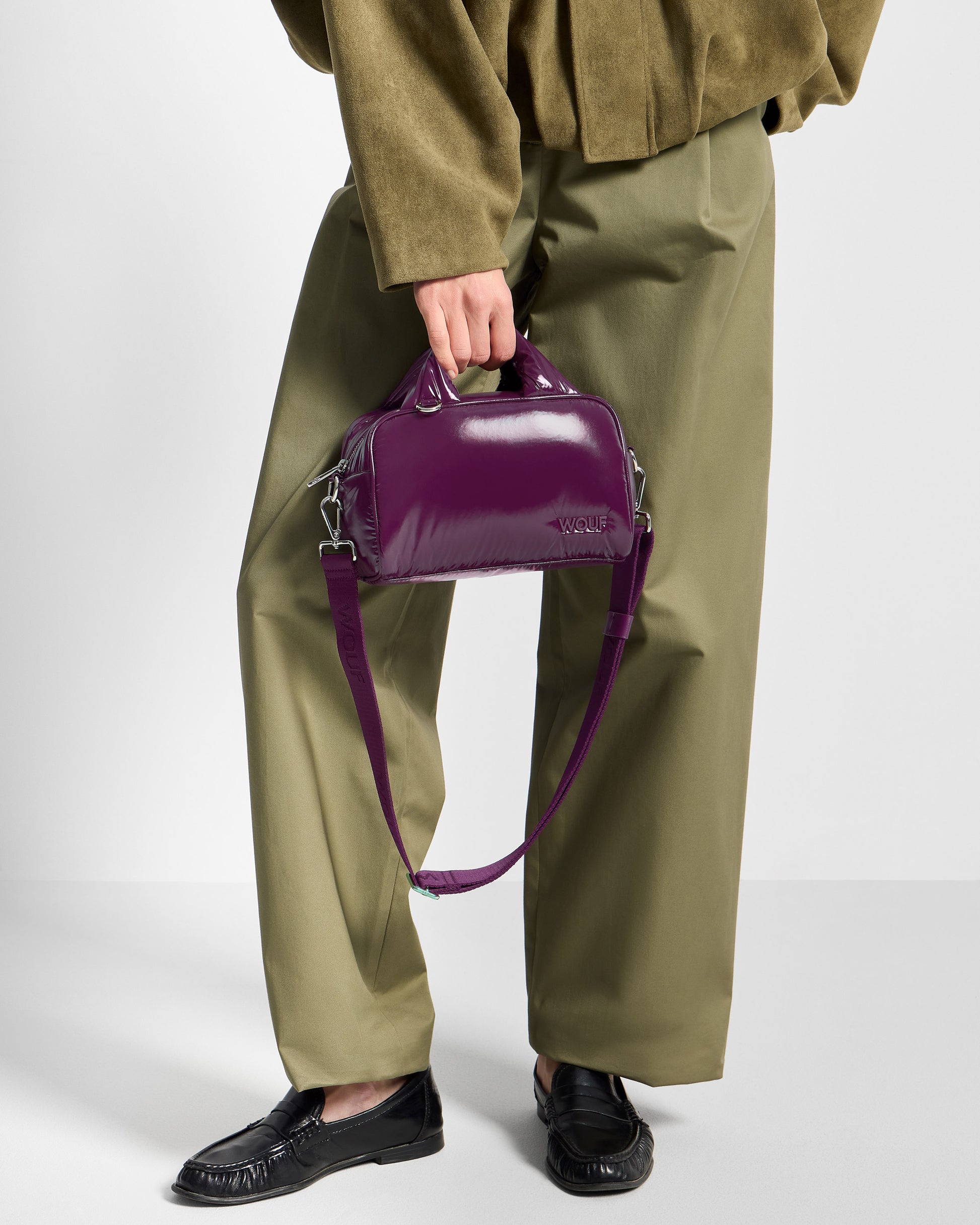 Detail of model with bowling Bag plum colour with a shiny finish - Wouf
