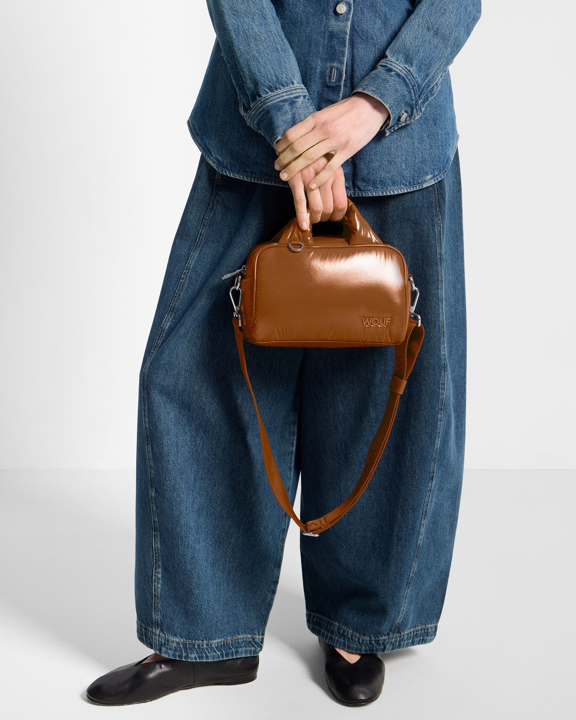 Détail de mannequin avec bowling Bag coloris brun chaud avec finition brillante - Wouf