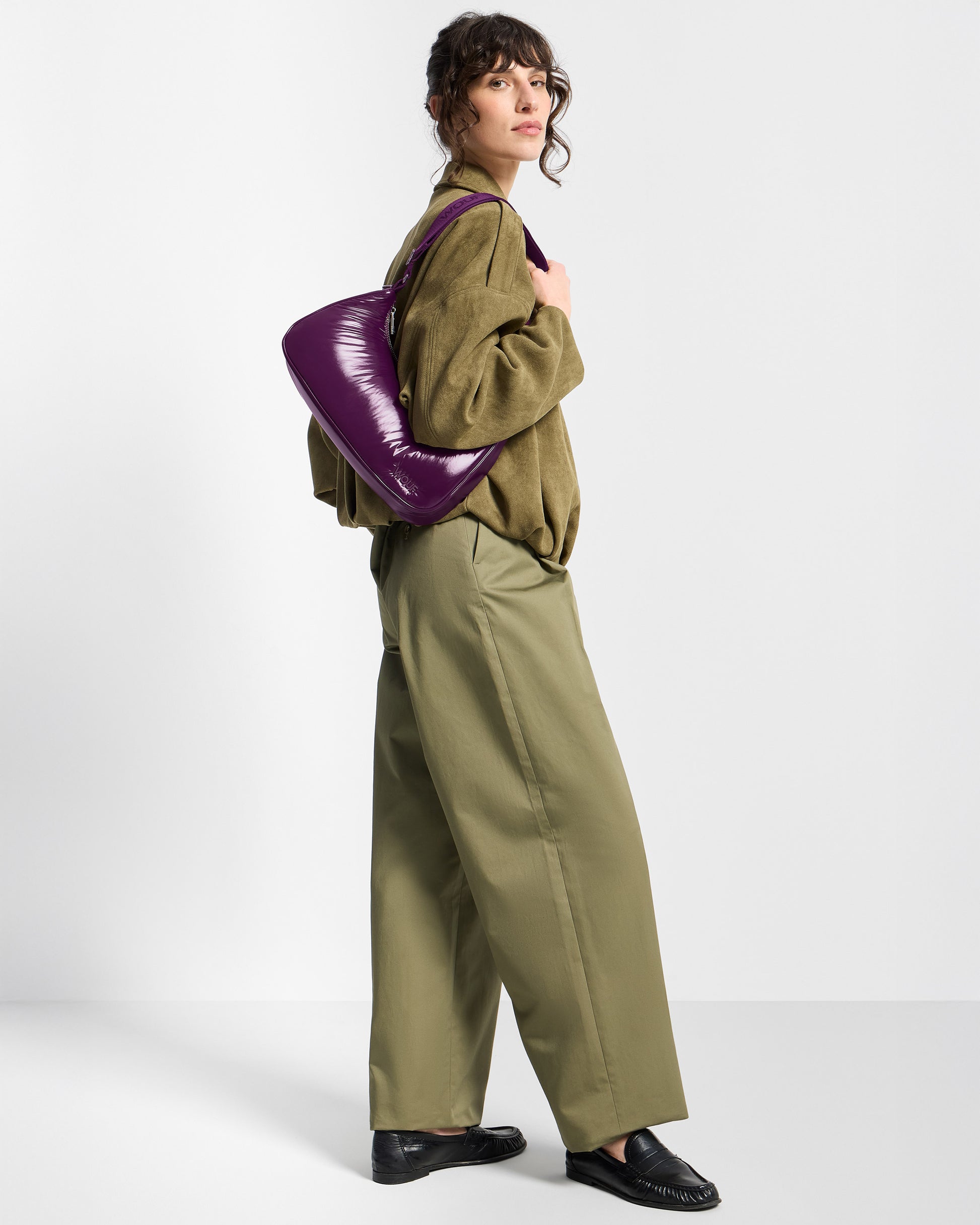 Model with crossbody Bag plum colour with a shiny finish - Wouf