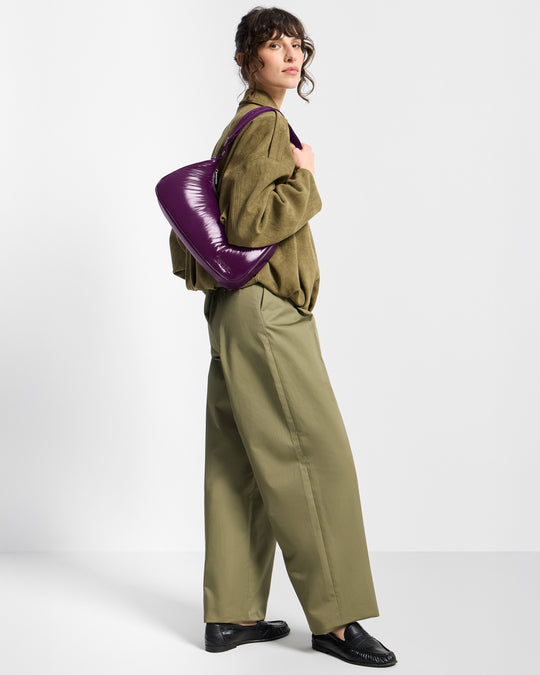 Modelo con crossbody Bag color ciruela con acabado brillante - Wouf