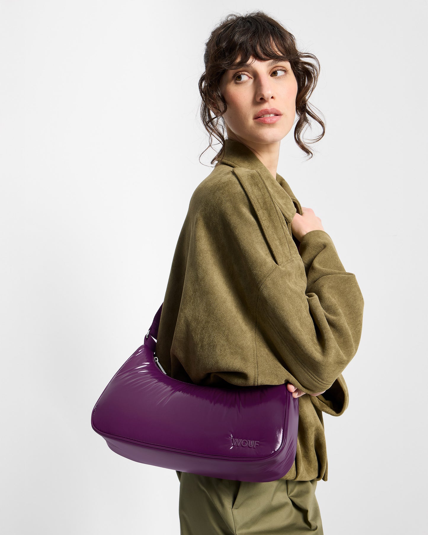 Detail of model with crossbody Bag plum colour with a shiny finish - Wouf