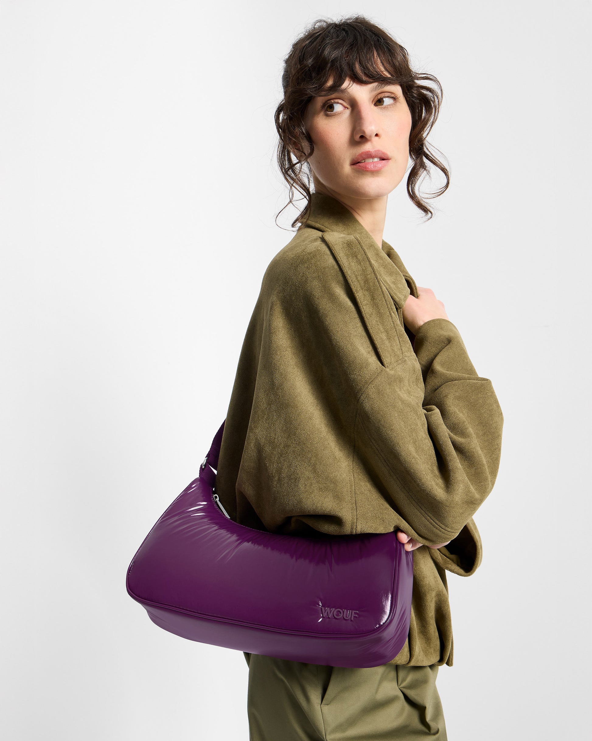 Detail of model with crossbody Bag plum colour with a shiny finish - Wouf