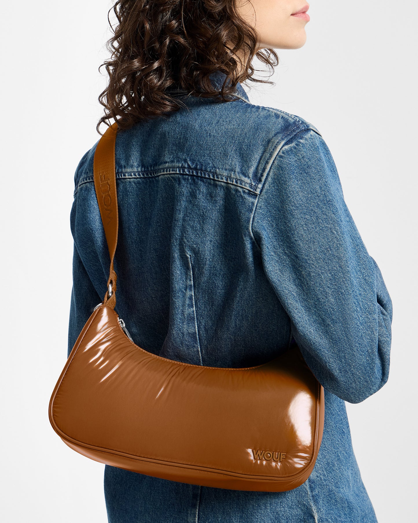 Détail de mannequin avec crossbody Bag coloris brun chaud avec finition brillante - Wouf