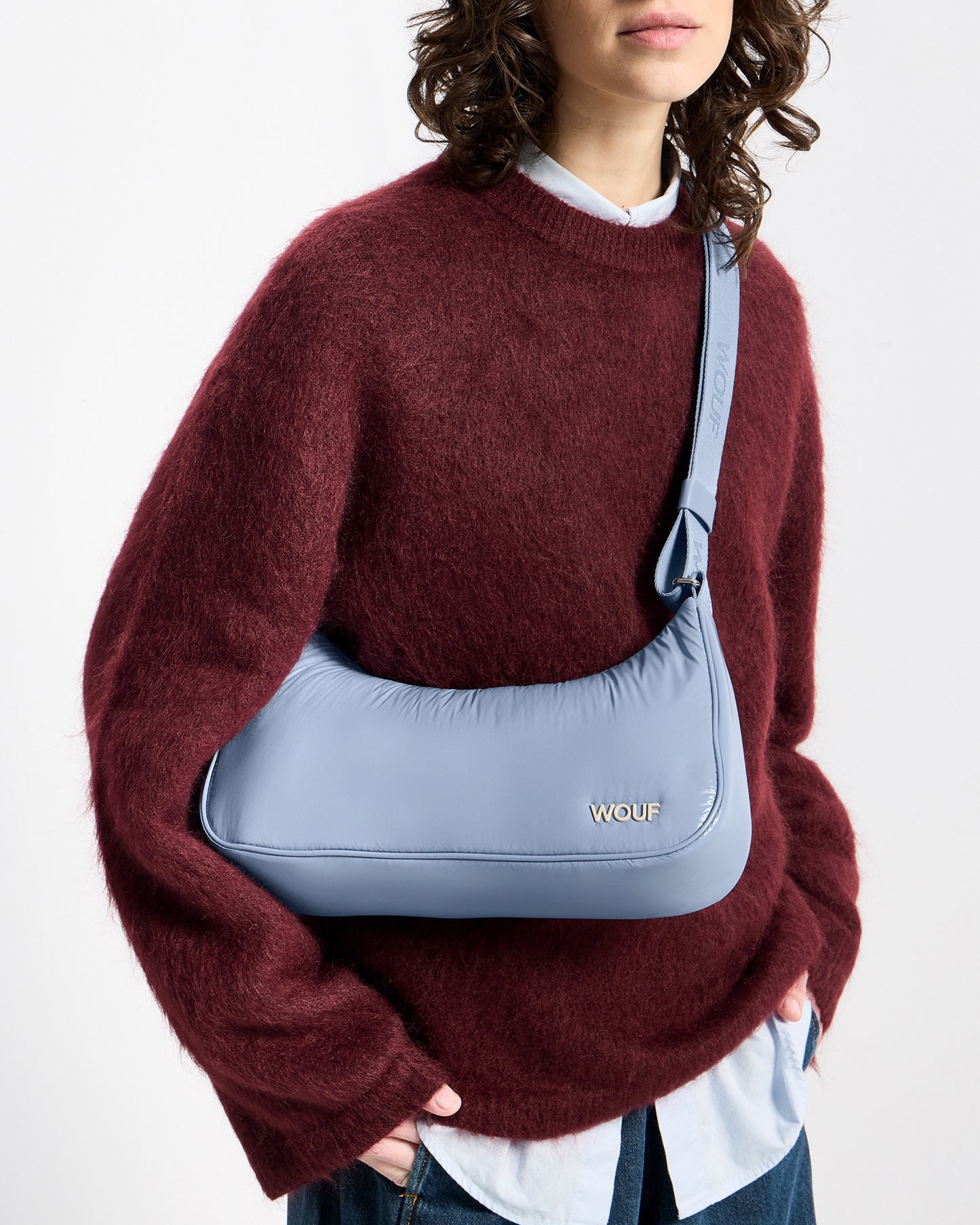 Détail de mannequin avec crossbody Bag coloris bleu acier avec finition brillante - Wouf