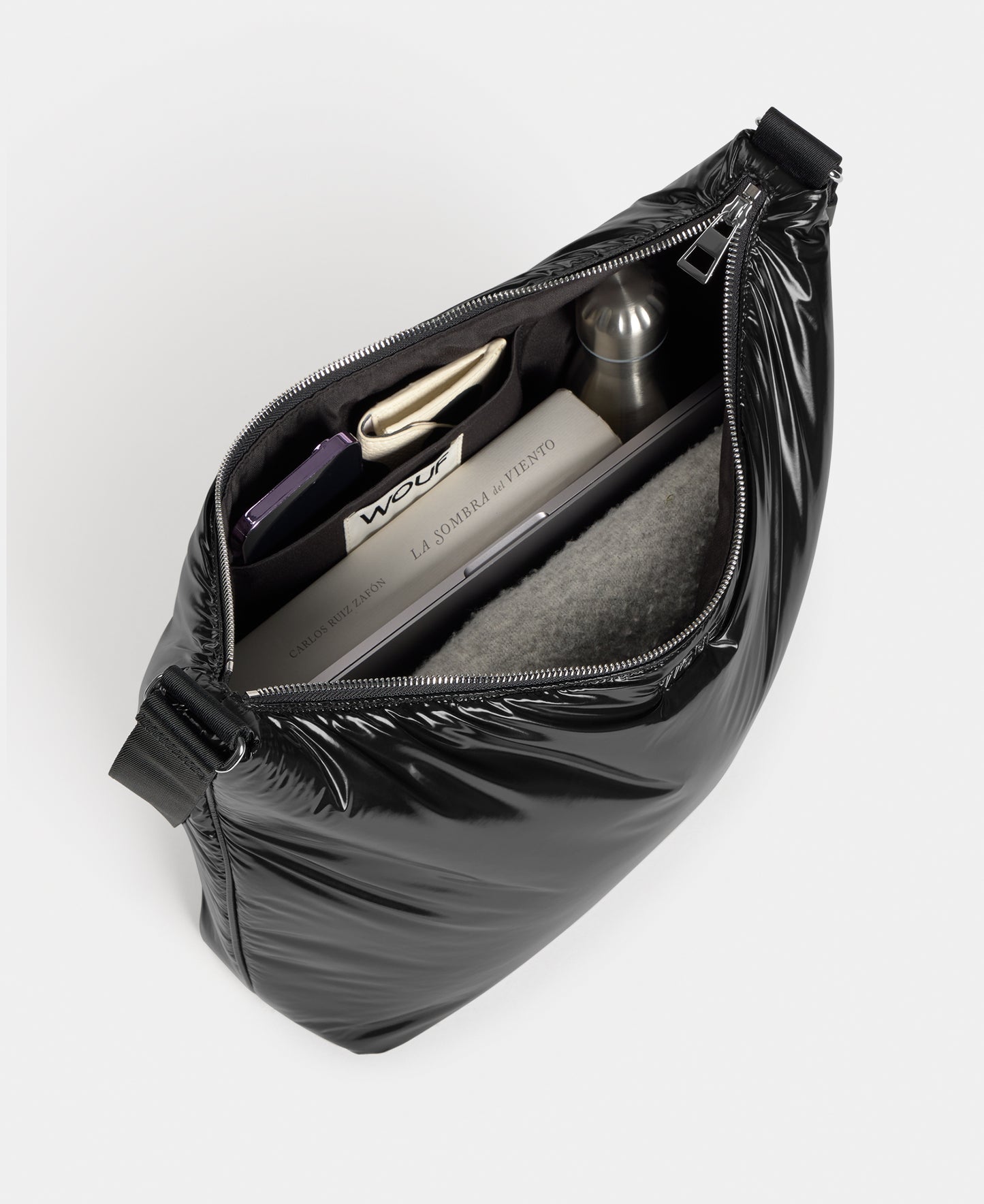 Intérieur du hobo bag coloris noir avec finition brillante - Wouf
