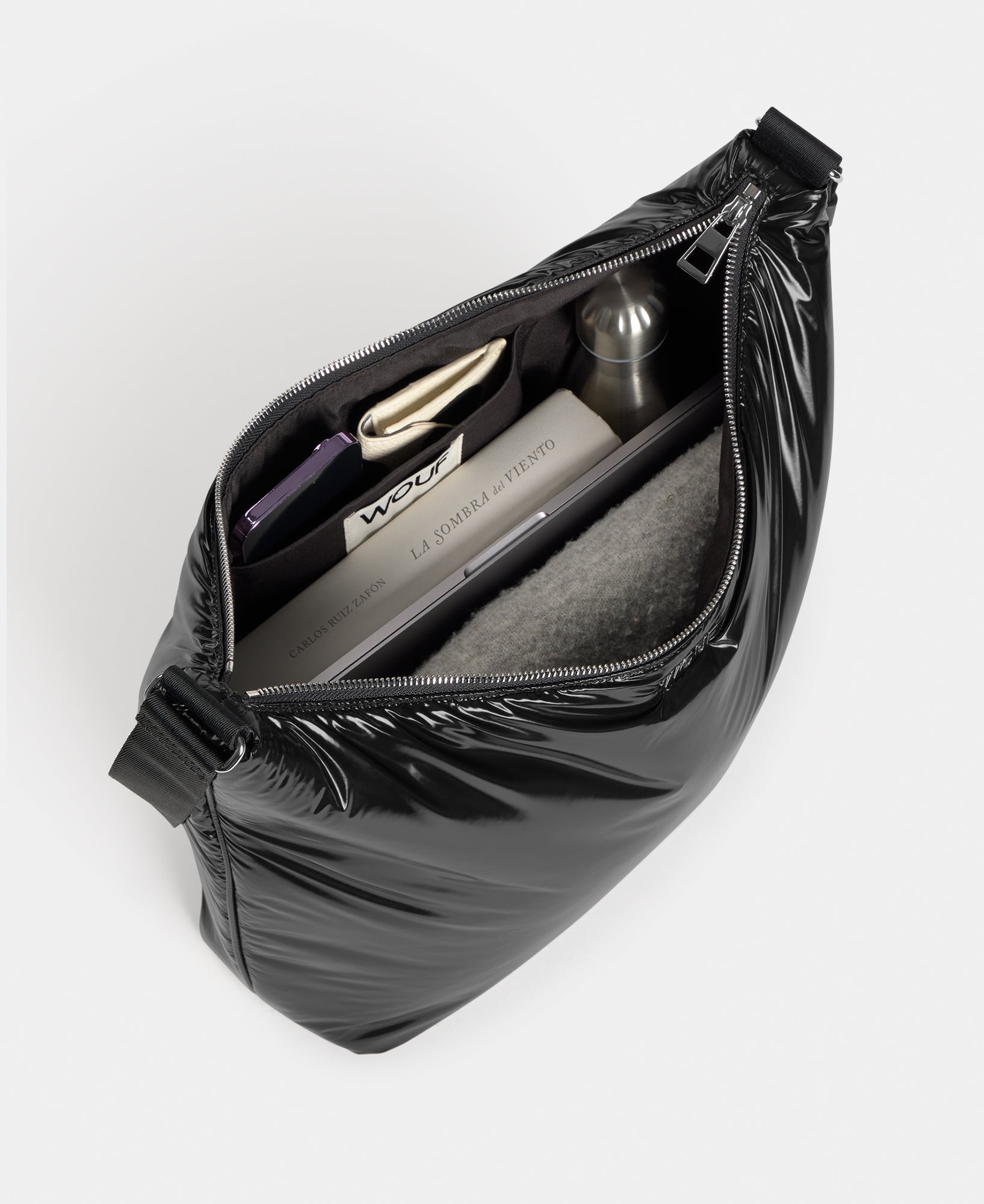 Intérieur du hobo bag coloris noir avec finition brillante - Wouf