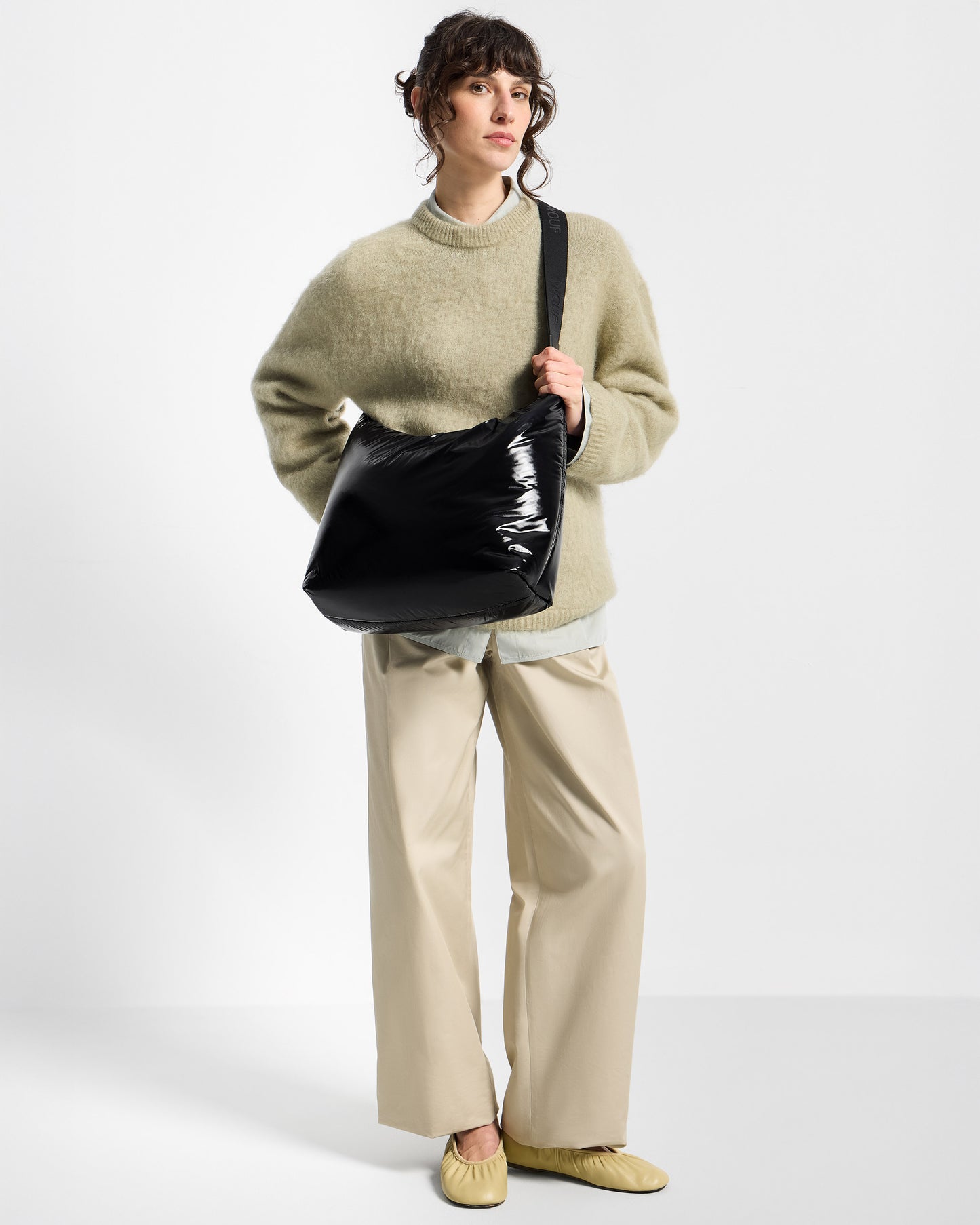 Model with hobo Bag black colour with a shiny finish - Wouf