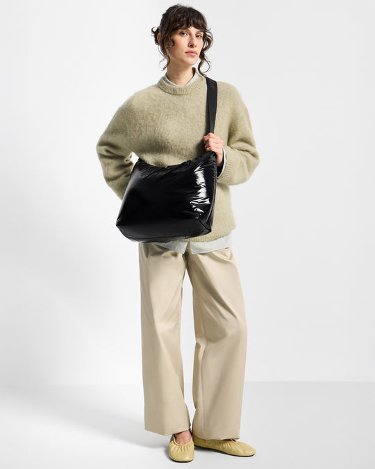 Modelo con hobo Bag color negro con acabado brillante - Wouf