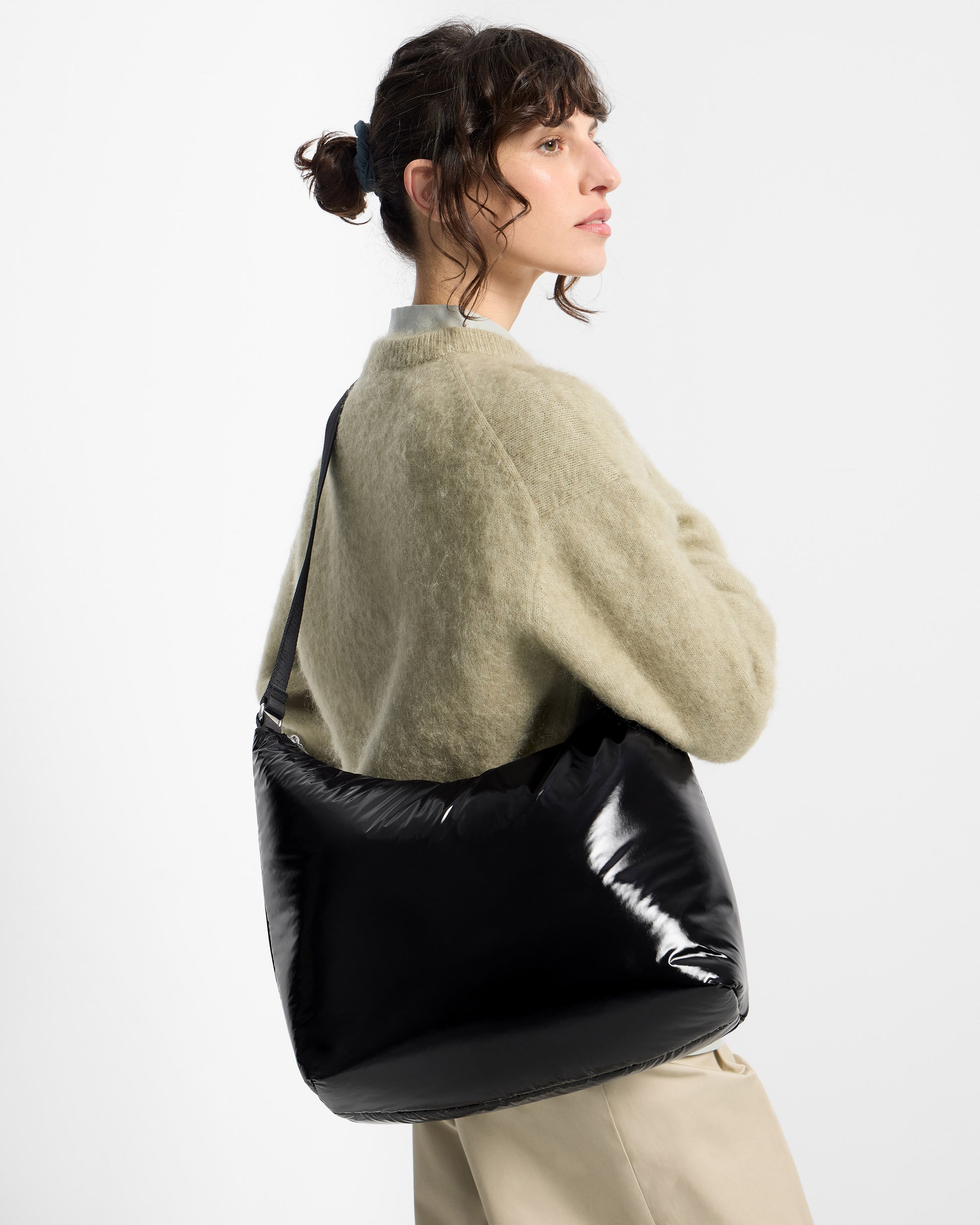 Detail of model with hobo Bag black colour with a shiny finish - Wouf