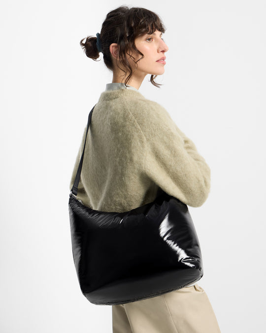 Detalle de modelo con hobo Bag color negro con acabado brillante - Wouf