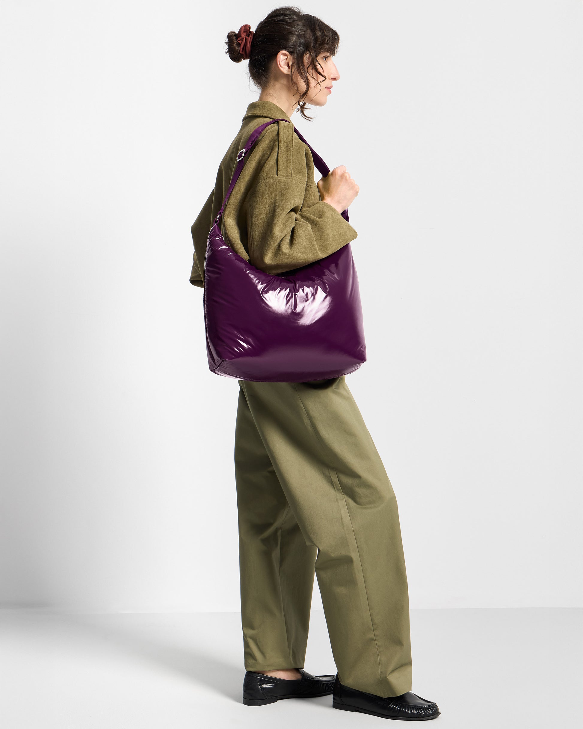 Modelo con hobo Bag color ciruela con acabado brillante - Wouf