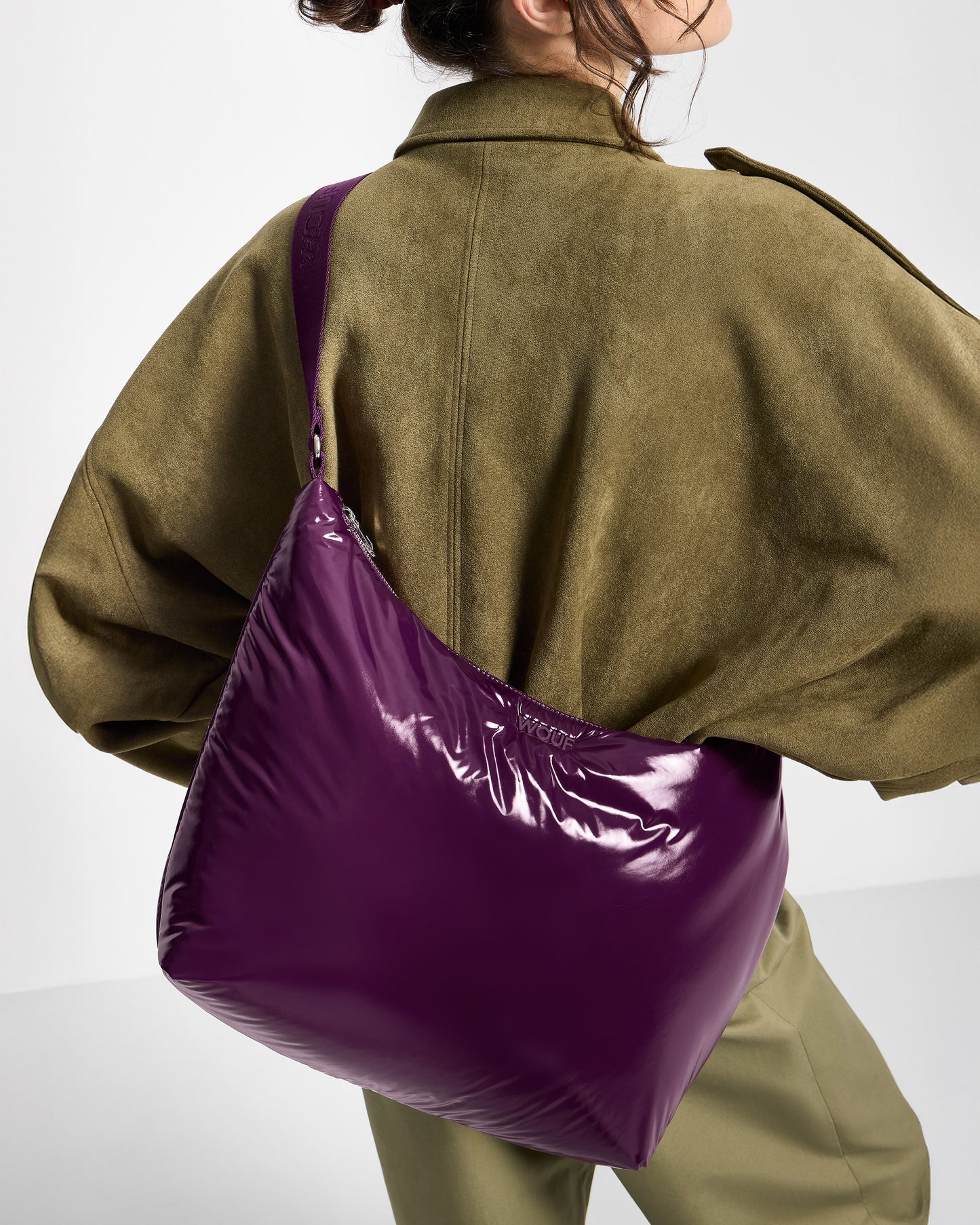 Detalle de modelo con hobo Bag color ciruela con acabado brillante - Wouf