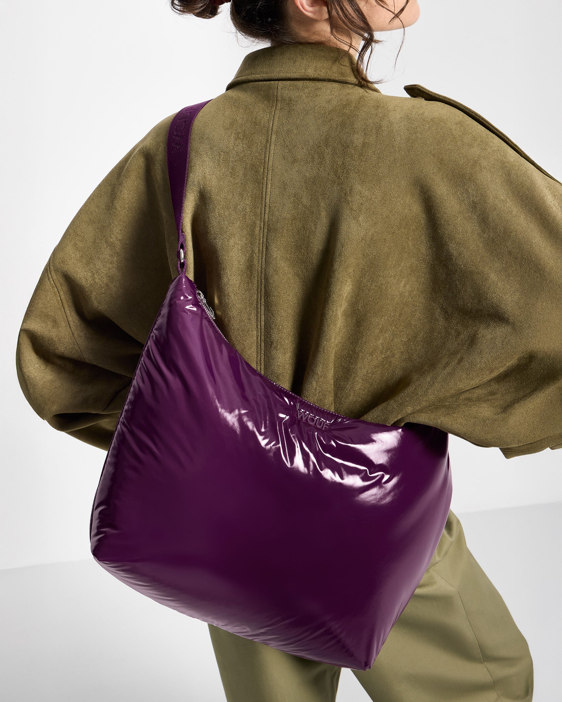 Detalle de modelo con hobo Bag color ciruela con acabado brillante - Wouf