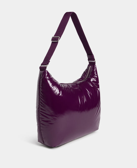 Side view of the hobo bag plum colour with a shiny finish - Wouf