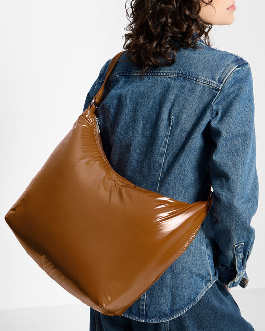 Detalle de modelo con hobo Bag color marrón tostado con acabado brillante - Wouf