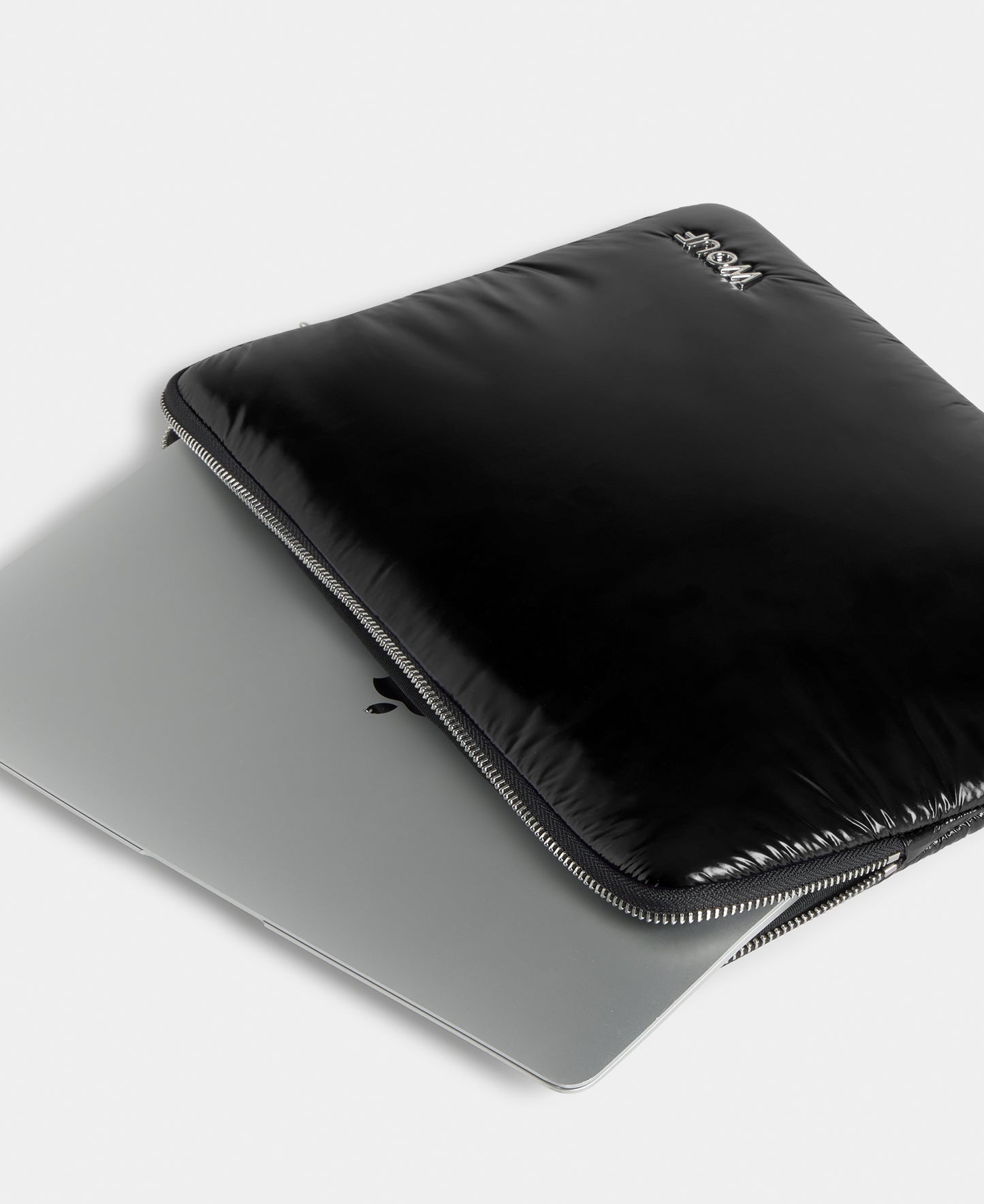 Detalle de la funda para portátil 13-14 color negro con acabado brillante - Wouf