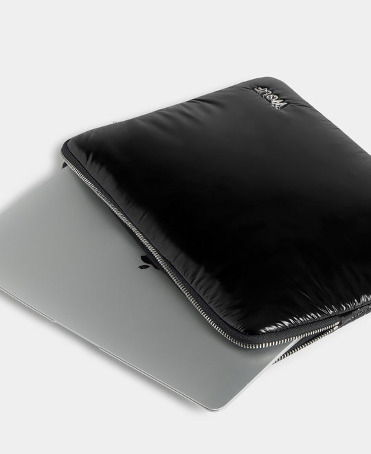 Detail of the laptop sleeve 13 & 14 black colour with a shiny finish - Wouf