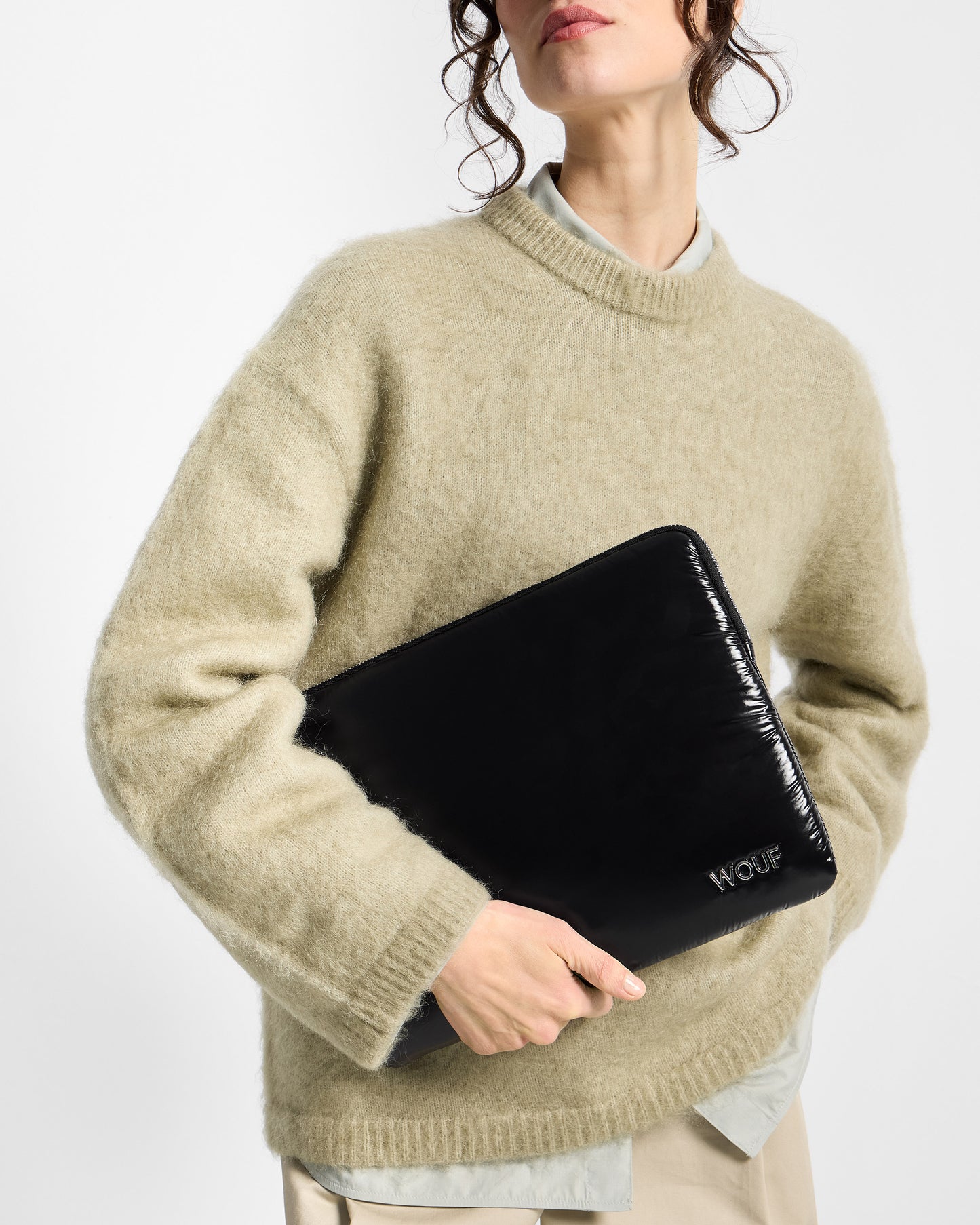 Detalle de modelo con funda para portátil 13-14 color negro con acabado brillante - Wouf