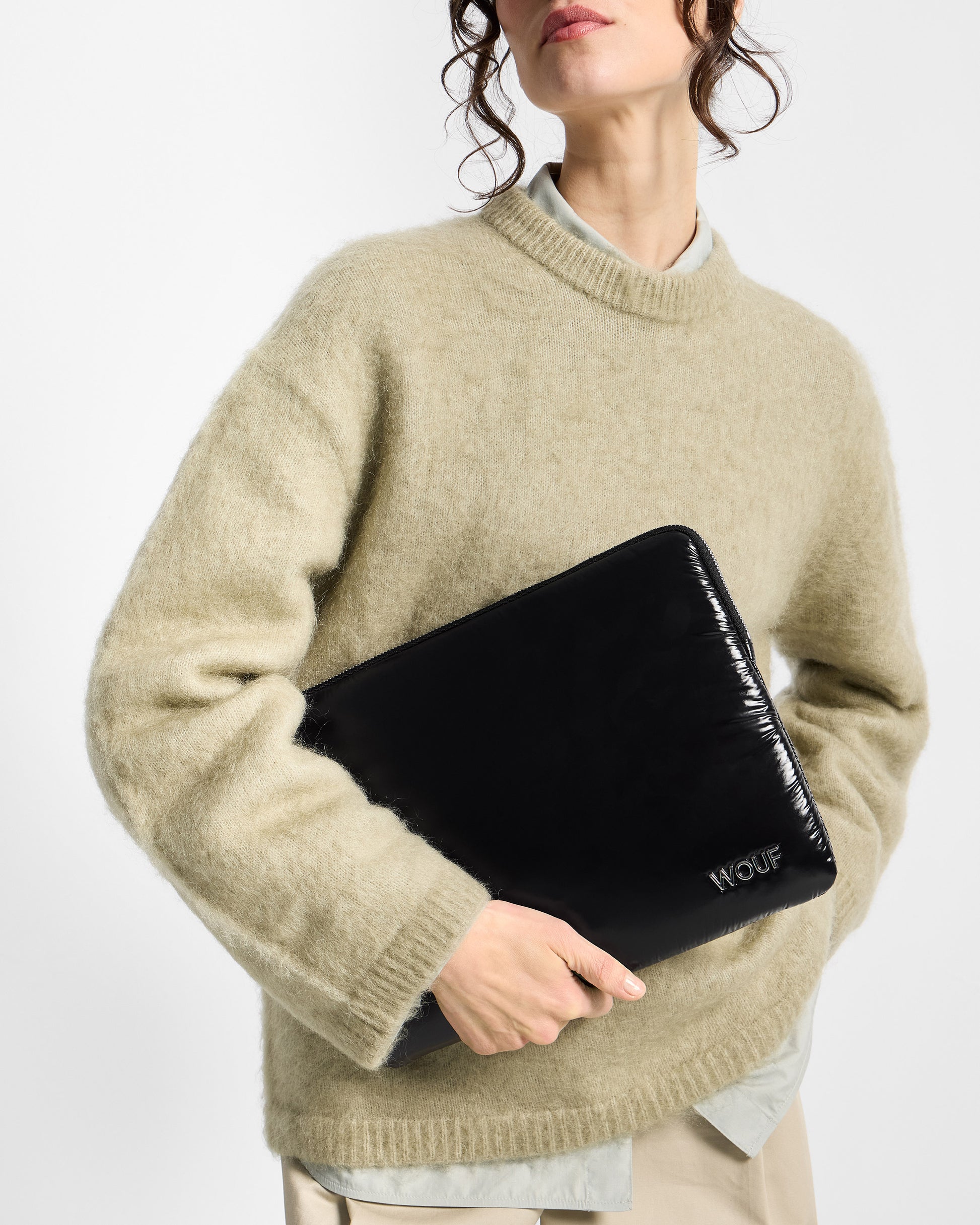 Detalle de modelo con funda para portátil 13-14 color negro con acabado brillante - Wouf