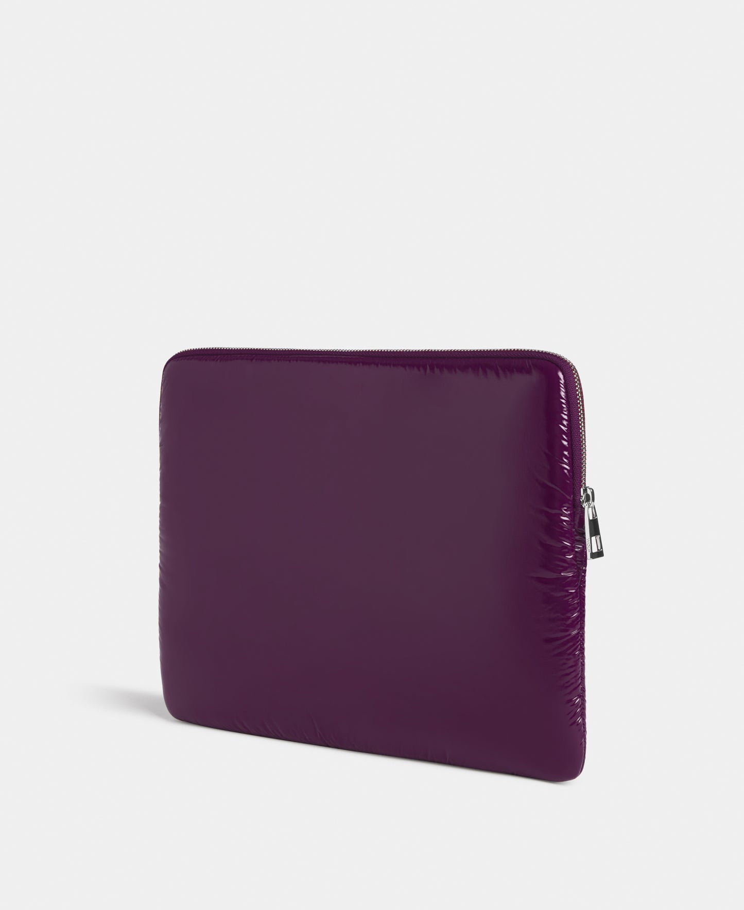 Vista trasera de la funda para portátil 13-14 color ciruela con acabado brillante - Wouf