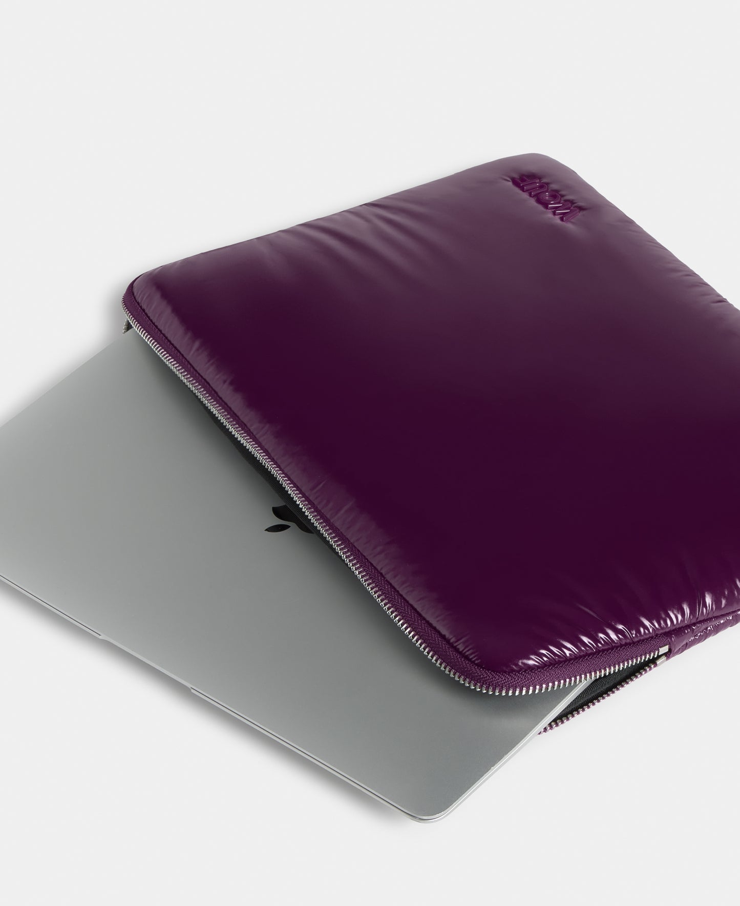 Detalle de la funda para portátil 13-14 color ciruela con acabado brillante - Wouf
