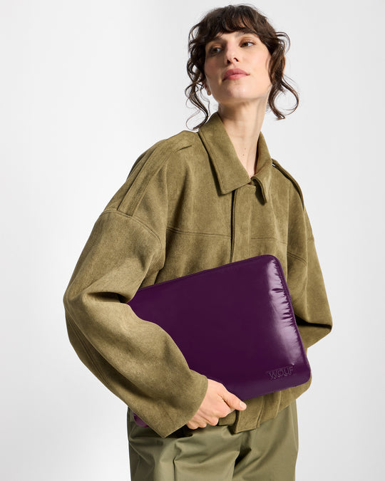 Modelo con funda para portátil 13-14 color ciruela con acabado brillante - Wouf
