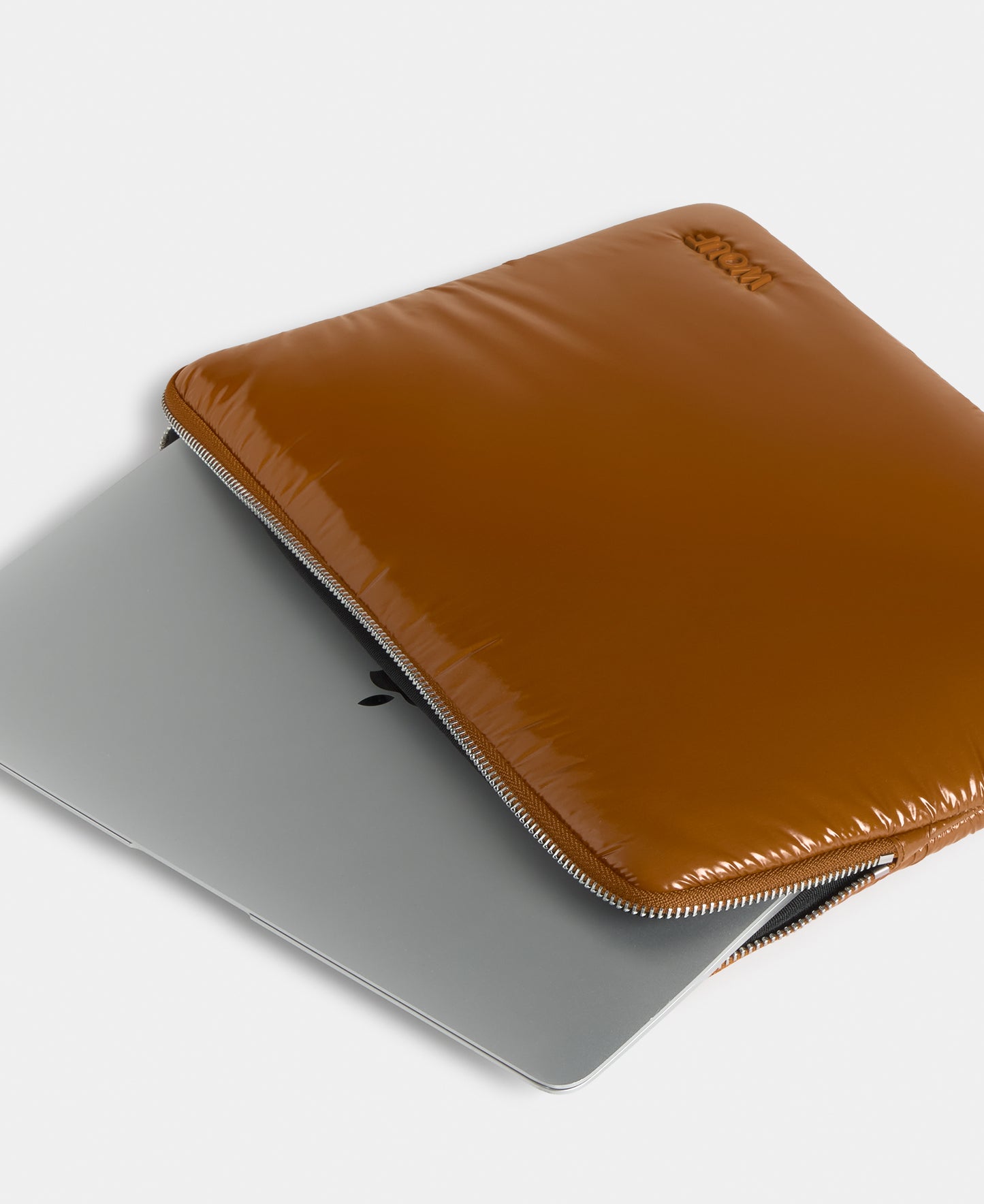 Detalle de la funda para portátil 13-14 color marrón tostado con acabado brillante - Wouf