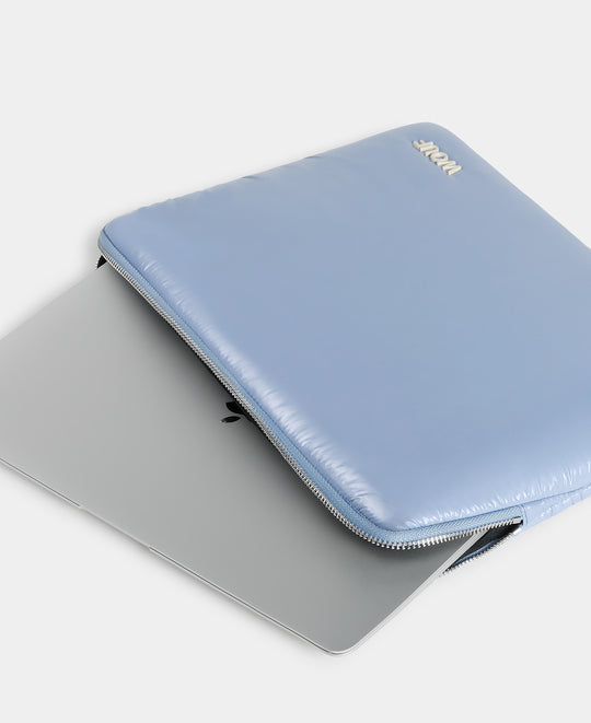 Detail of the laptop sleeve 13 & 14 steel blue colour with a shiny finish - Wouf
