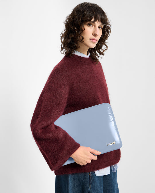 Model with laptop Sleeve 13 & 14 steel blue colour with a shiny finish - Wouf