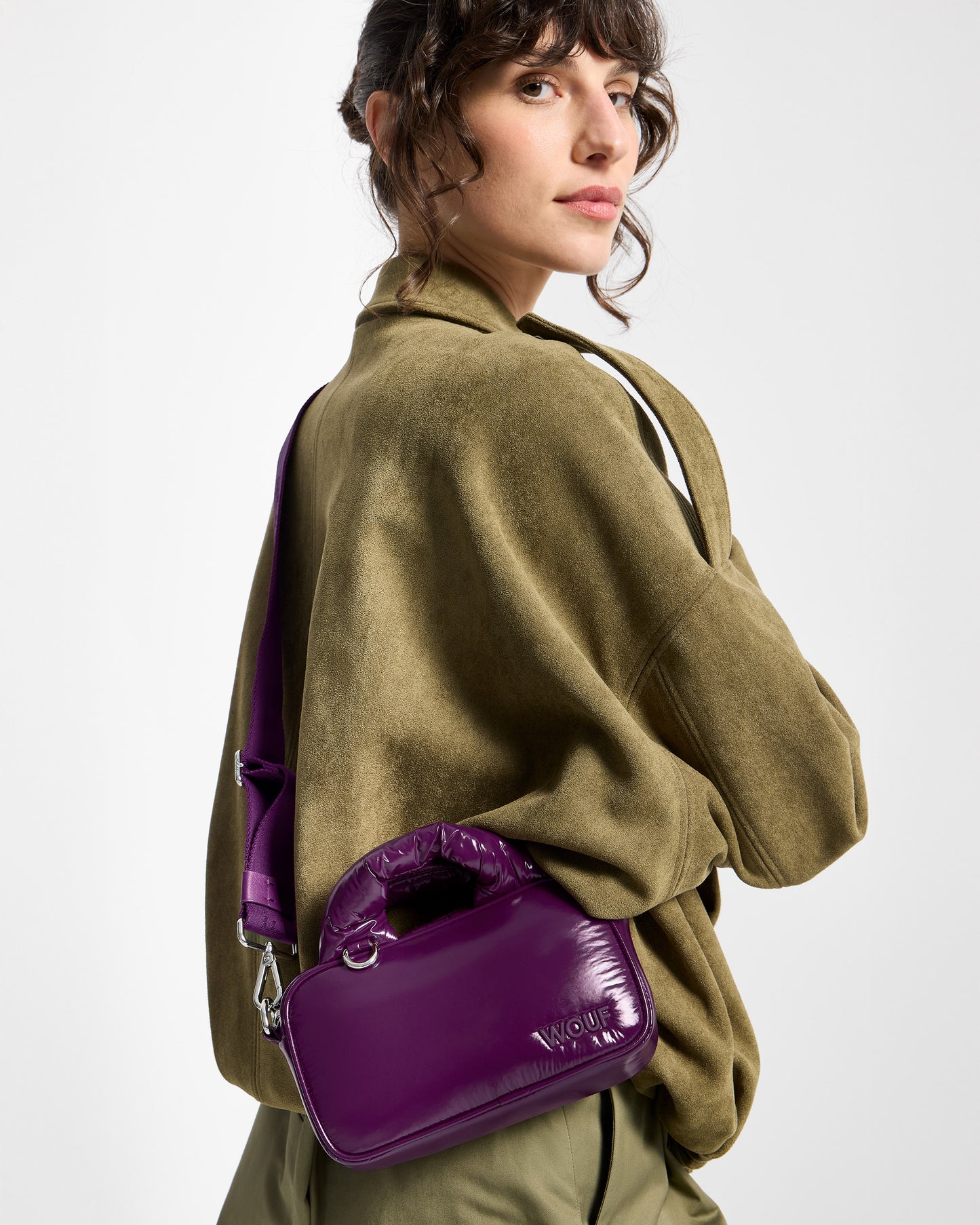 Detail of model with mini Bag plum colour with a shiny finish - Wouf