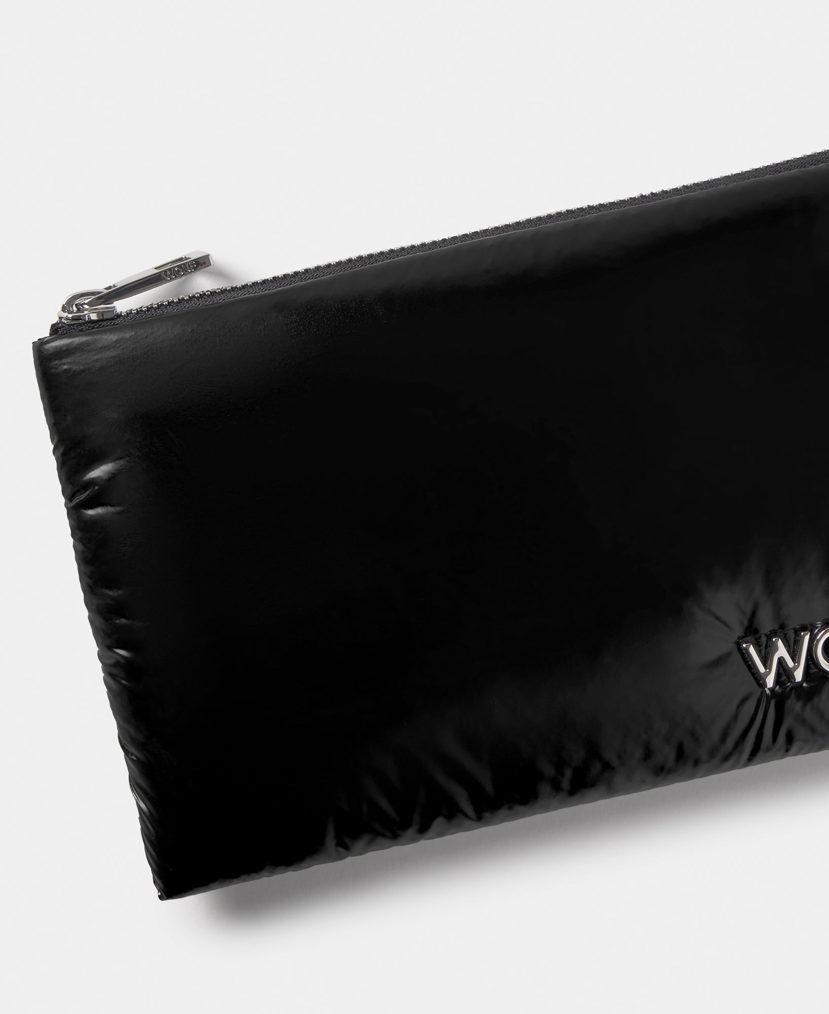 Detail of the pouch black colour with a shiny finish - Wouf