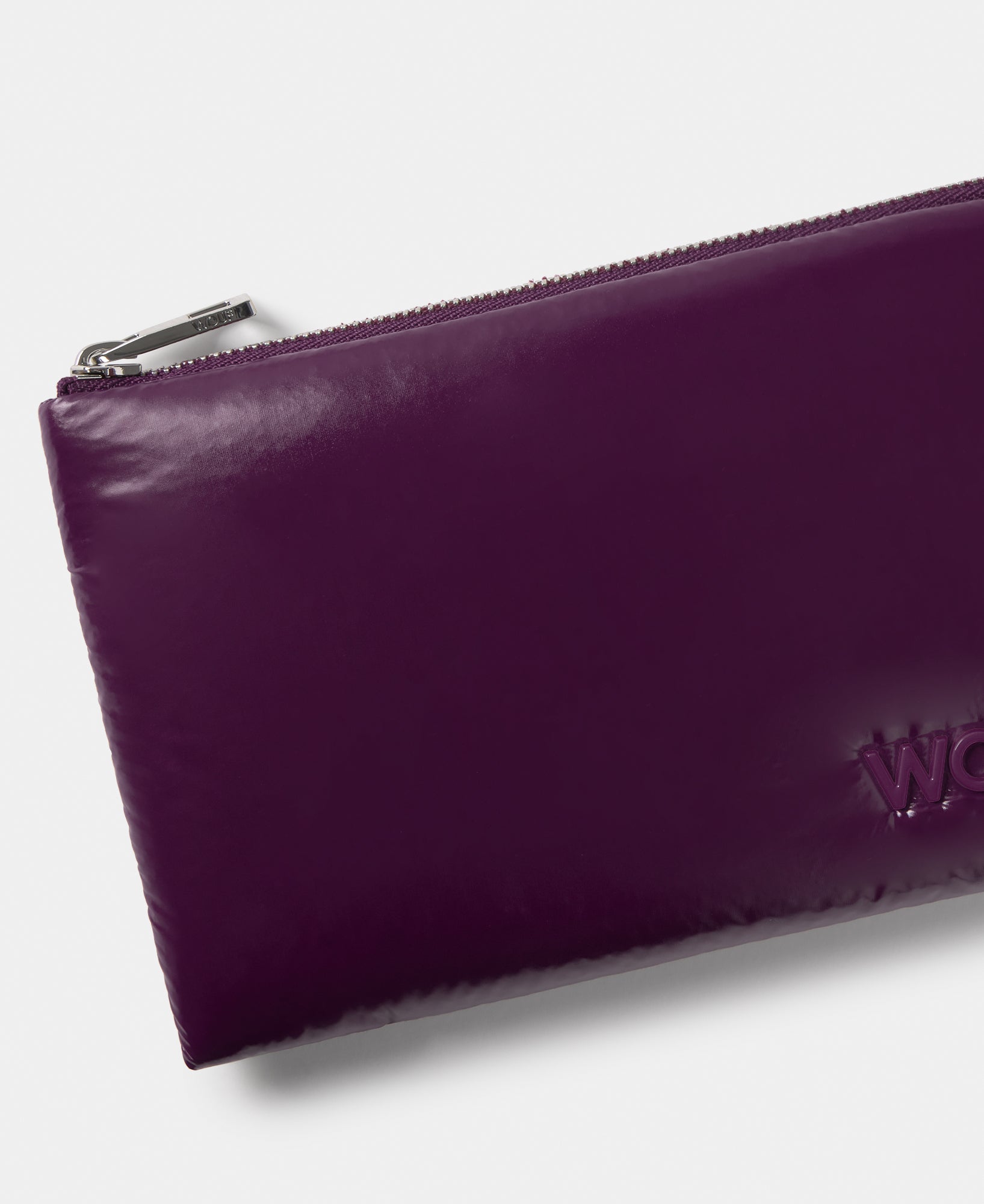 Detalle del pouch color ciruela con acabado brillante - Wouf