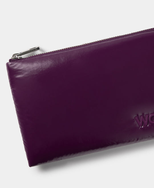 Détail du pouch coloris prune avec finition brillante - Wouf