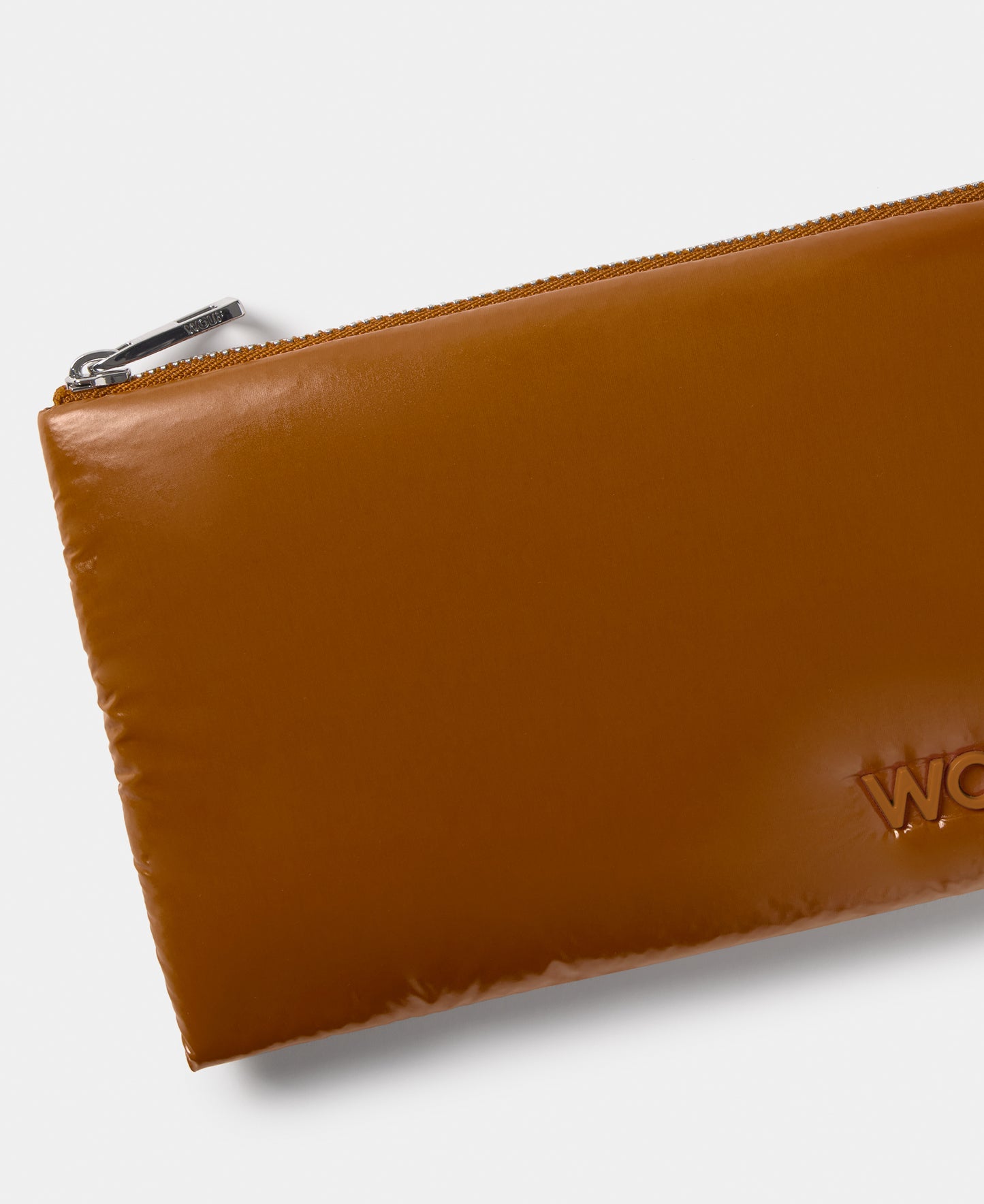 Detalle del pouch color marrón tostado con acabado brillante - Wouf