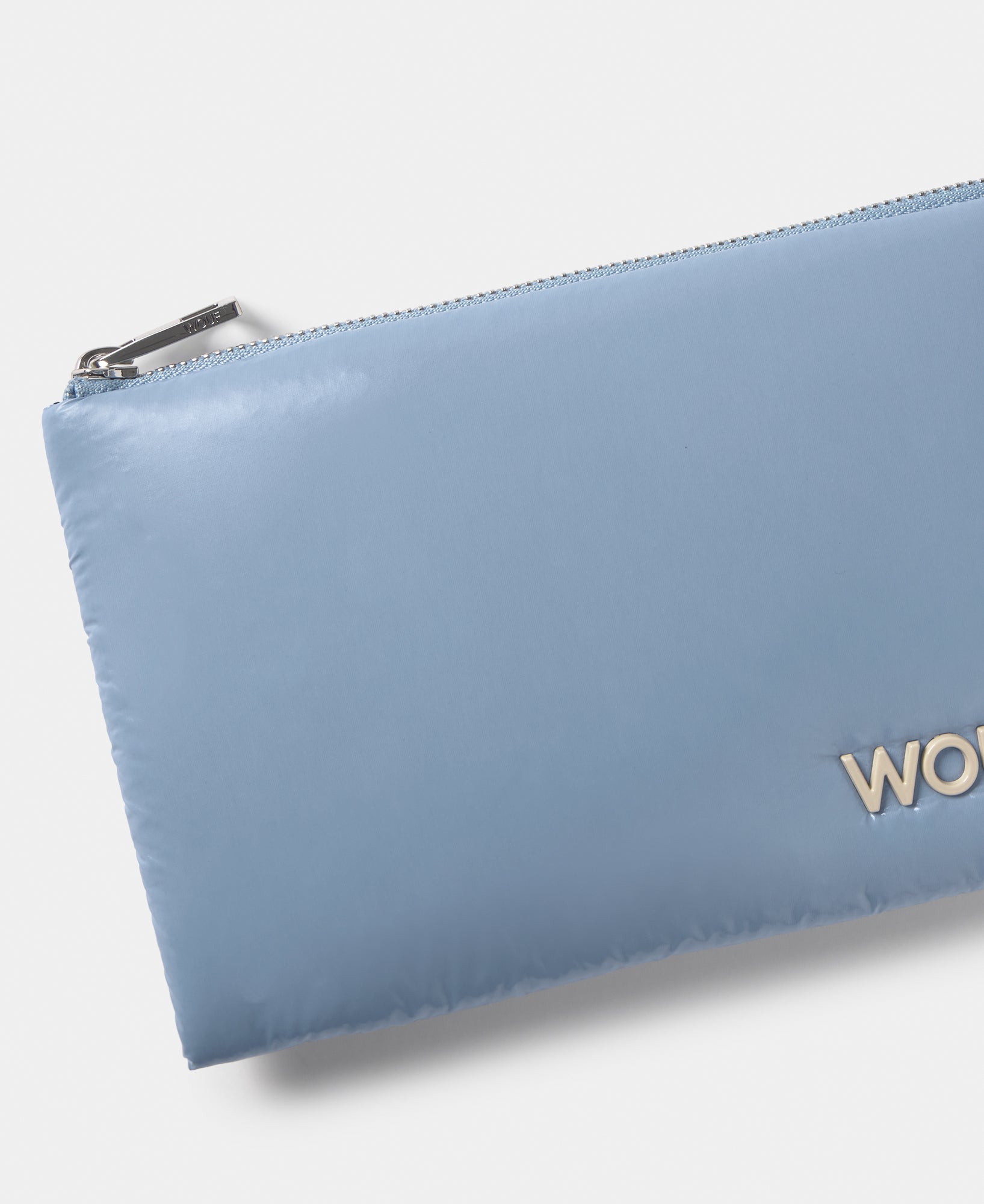 Detail of the pouch steel blue colour with a shiny finish - Wouf