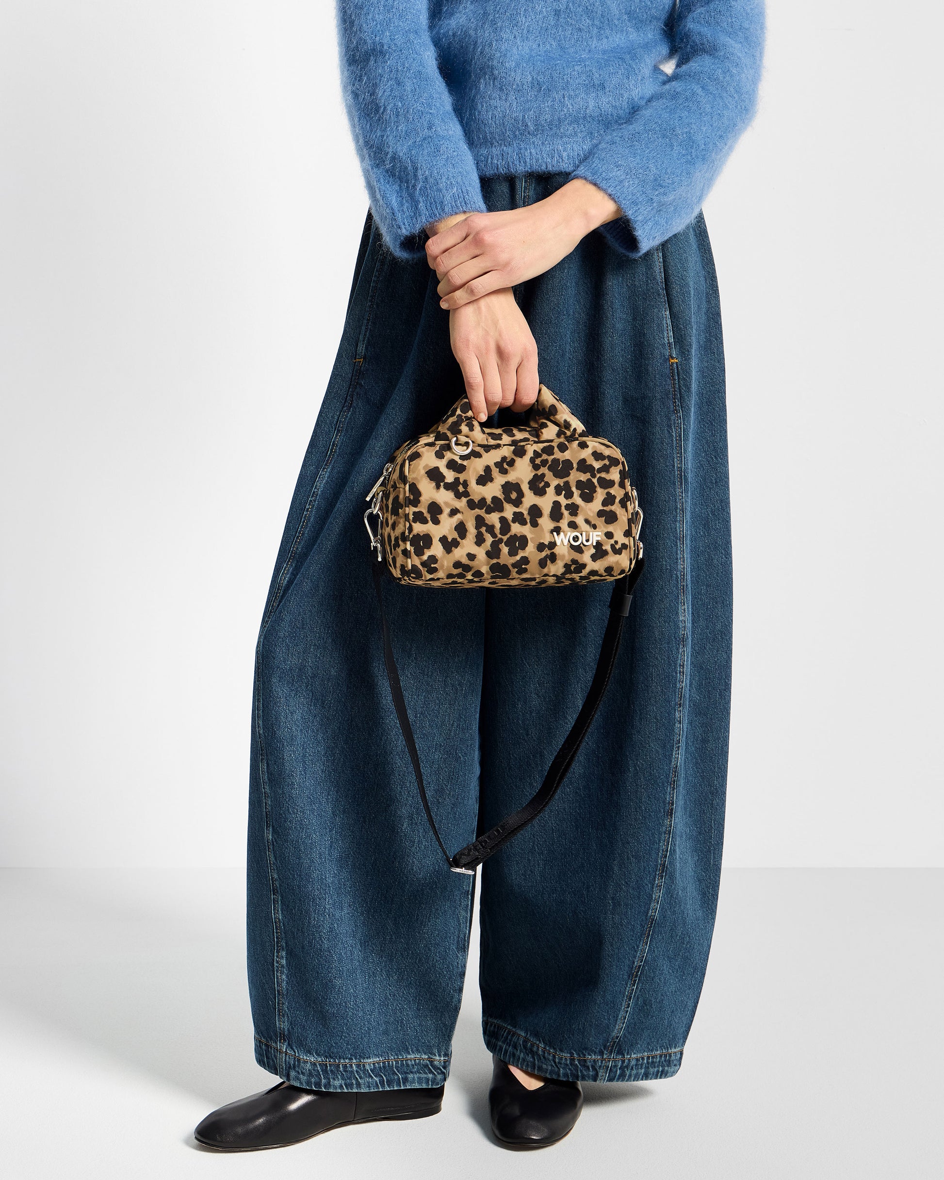 Detail of model with bowling bag with animal print in brown and black tones - Wouf